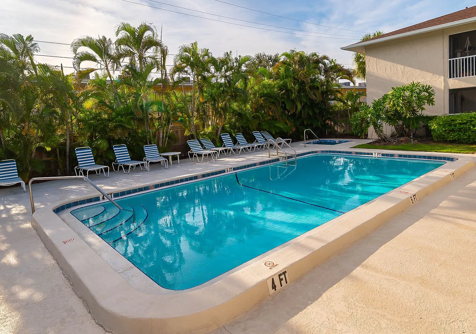 Conveniently located, furnished, 2 Bed, 2 Bath Condo in Great Location — Photo 3