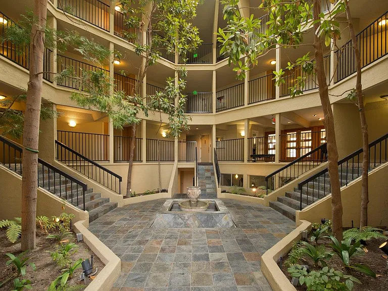 Atrium Downtown — Photo 6
