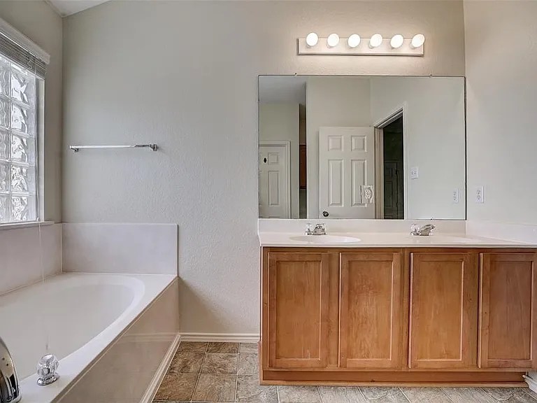 1115 Rawhide Trl — Photo 73