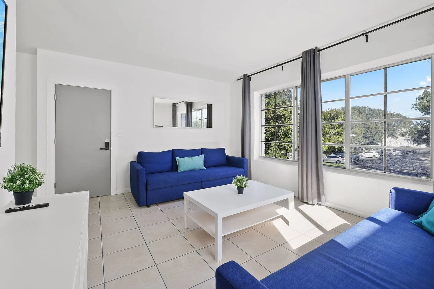 1 bed, 1.0 bath, 796 sqft, $4,988 — Photo 2