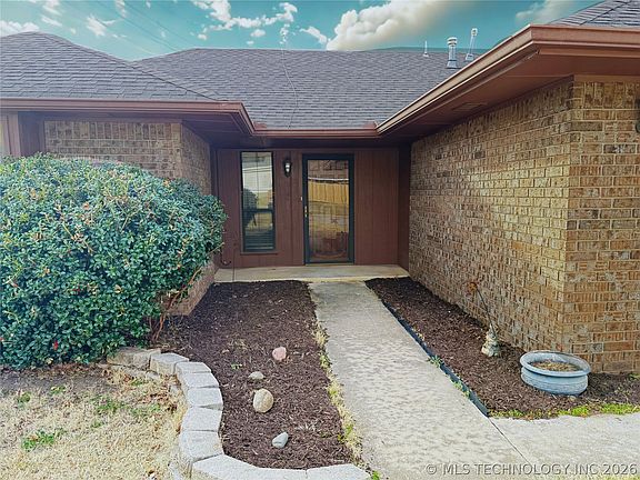 2nd image of 1913 Red Bud Ct