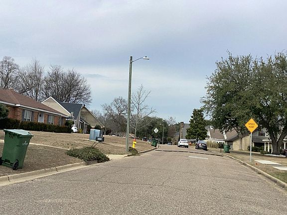 5th image of 2613 Old Orchard Ln