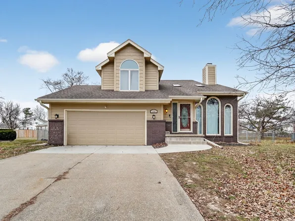 5840 Pleasant St, West Des Moines, IA 50266