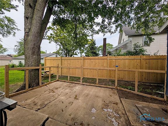 4th image of 204 W Stone St