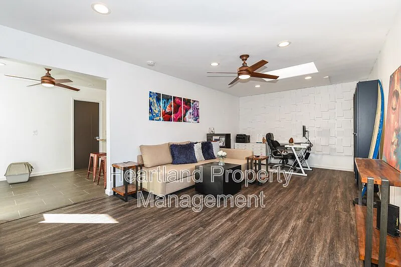 1 bed, 1.0 bath, 717 sqft, $2,335 — Photo 2