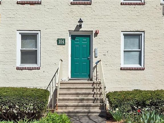 2nd image of 104 Woodside Grn APT 2B