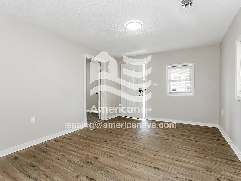 1813442_003_wm_-_living_room_13131302.jpg