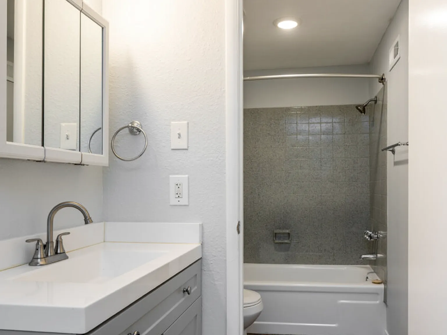 Whitehall Apartments — Photo 2