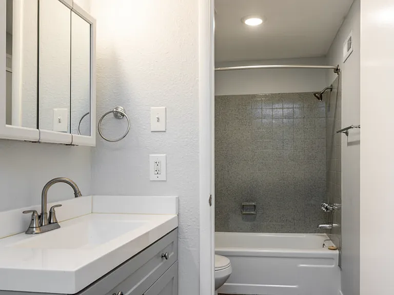 Whitehall Apartments — Photo 3