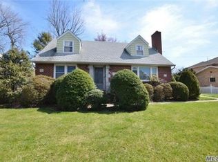 227 Collins Ave, Williston Park, NY 11596
