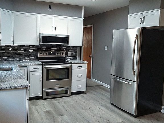 11.5 x 17 ft. kitchen/dining