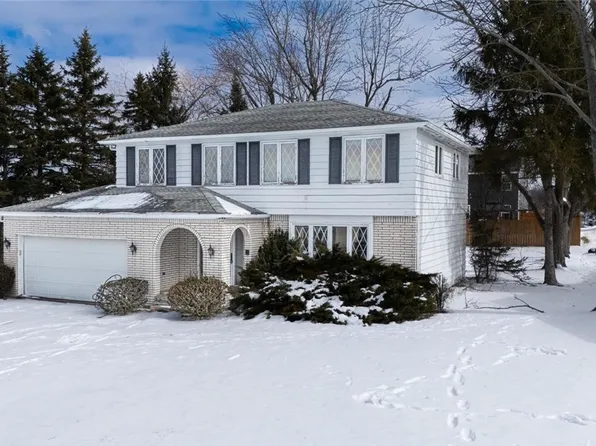 93 Hemlock Dr, West Seneca, NY 14224