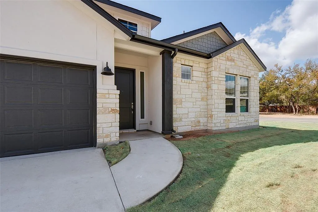 2 bed, 2.0 bath, 1378 sqft, $2,000 — Photo 2