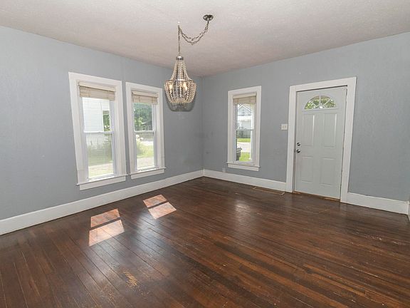 5th image of 806 E Walnut St