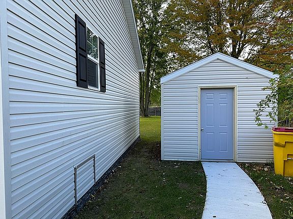 Back of house with Shed
