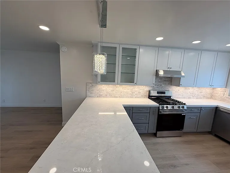 5621 Kenwood Ave — Photo 6