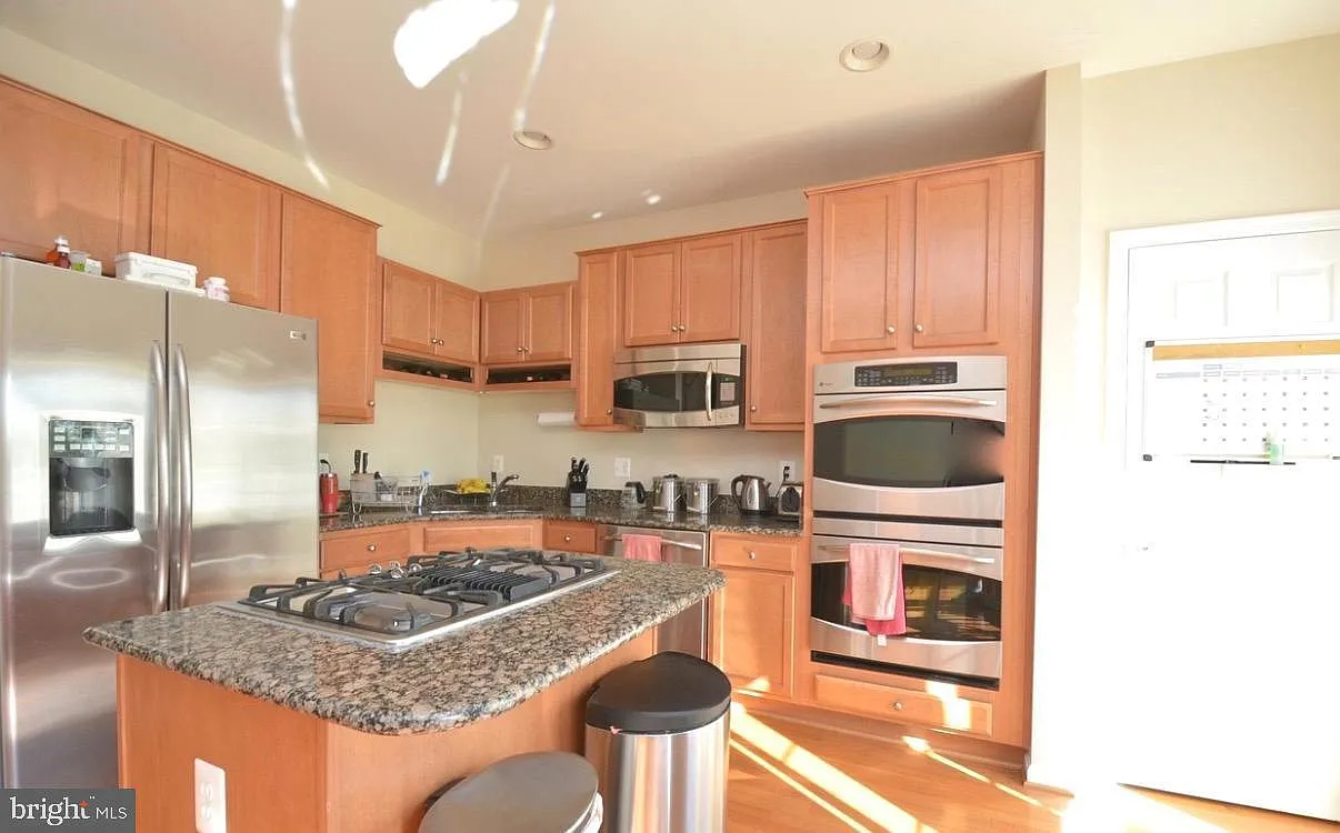 4 bed, 3.5 bath, 1600 sqft, $2,950 — Photo 2