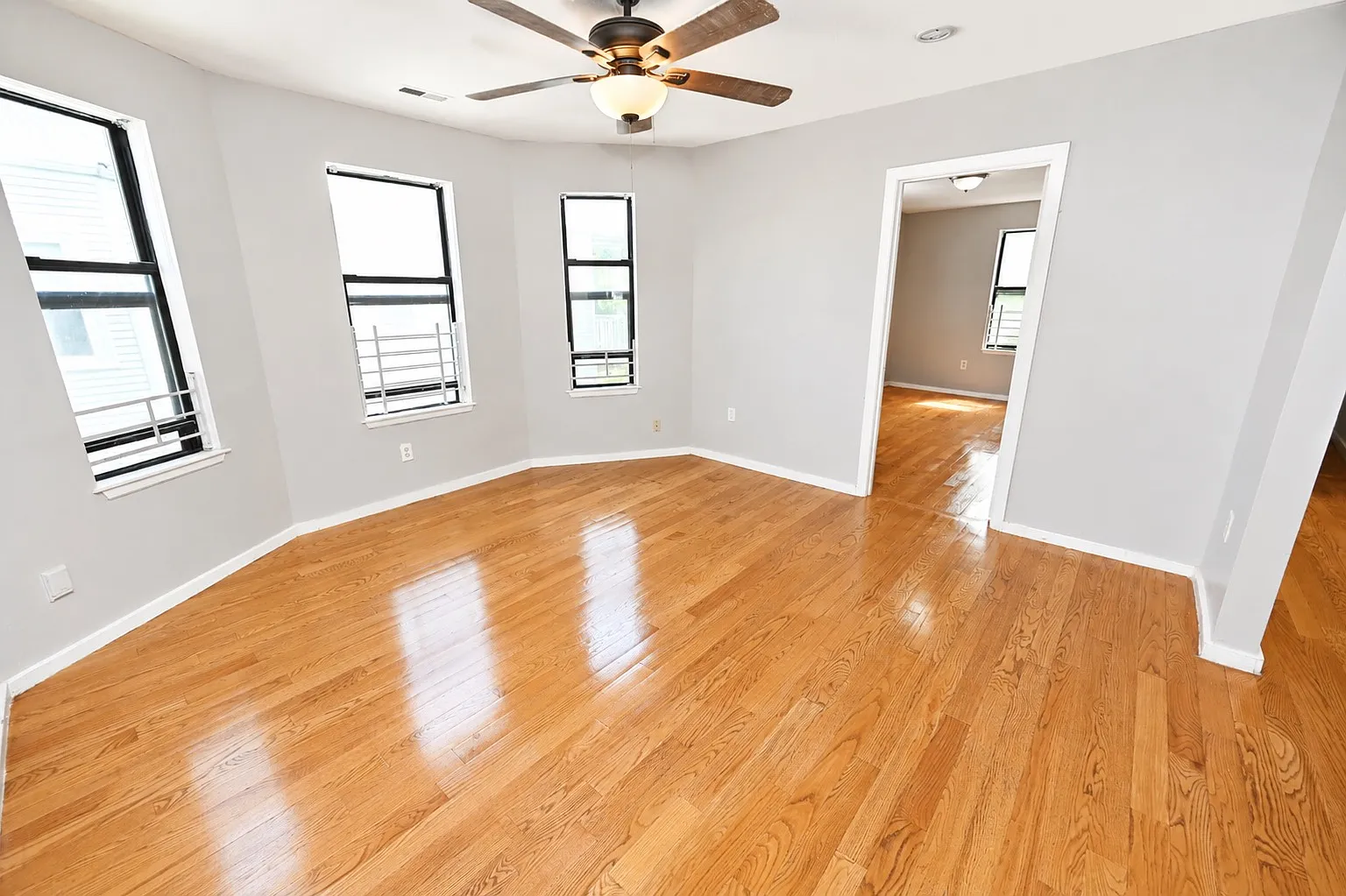 3 bed, 1093 sqft, $3,000 — Photo 3