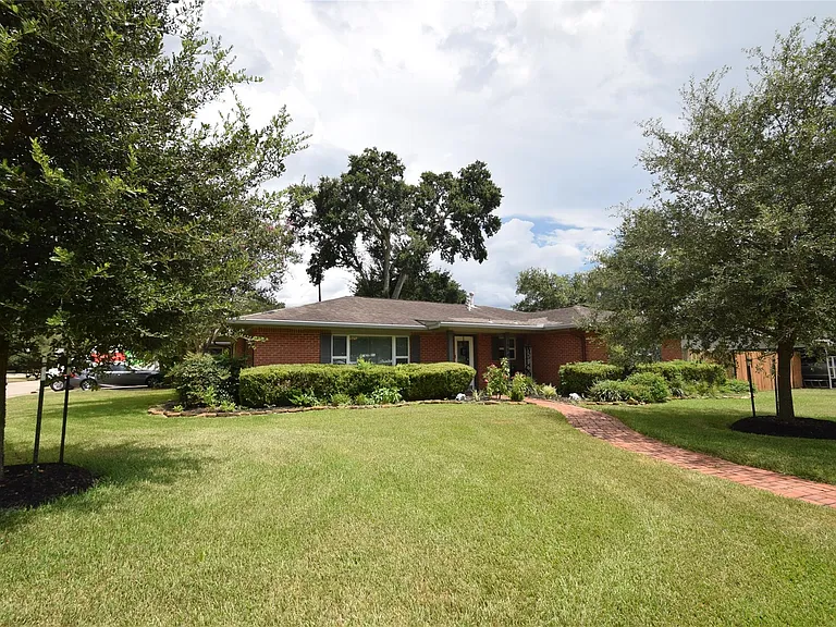 1954 Heights Dr — Photo 2