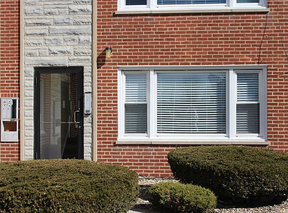 3rd image of 6958 W 65th St APT 1C