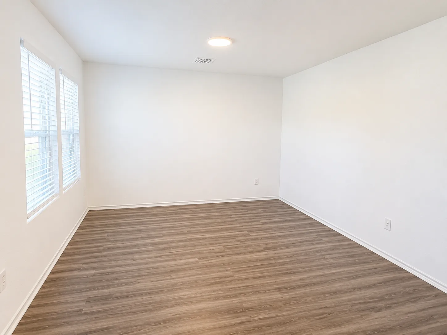 4 bed, 2.5 bath, 2293 sqft, $2,550 — Photo 3