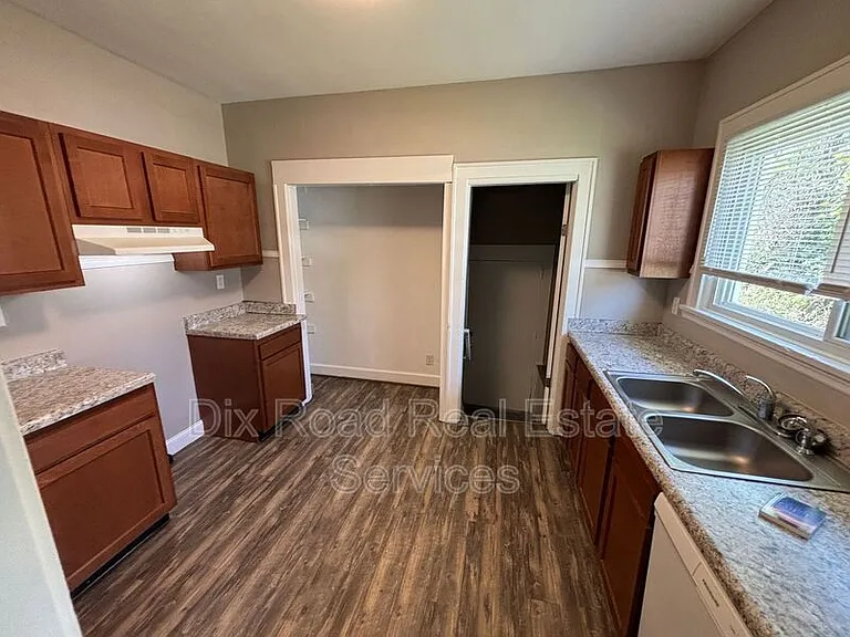 3701 Iona Ave — Photo 13