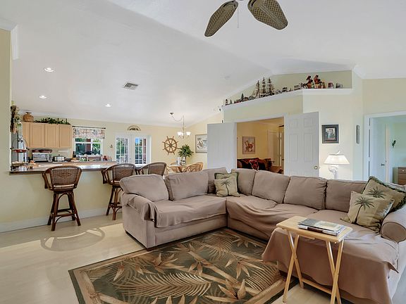 5th image of 4207 SW 9th Pl