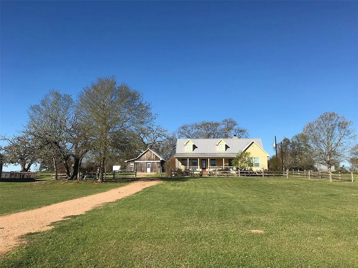 Photo 2 of 32 - 6130 Homeland Ln - Brenham, TX Building Photo - 6130 Homeland Ln