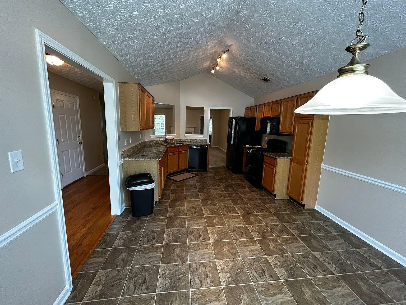 4 bed, 1719 sqft, $2,200 — Photo 3