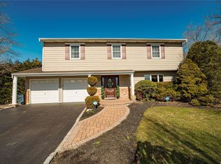 21 Newton Rd, Hauppauge, NY 11788