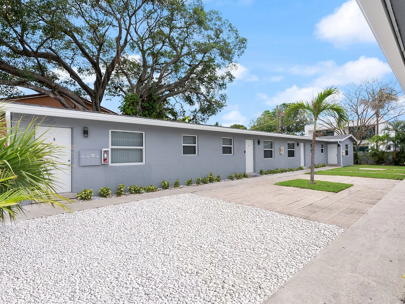 !Renovated! * 2bed/1bath Apartment - Croissant Park! — Photo 1
