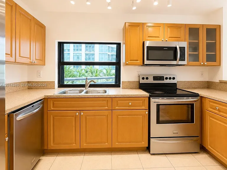 555 NE 30th St #404 — Photo 9