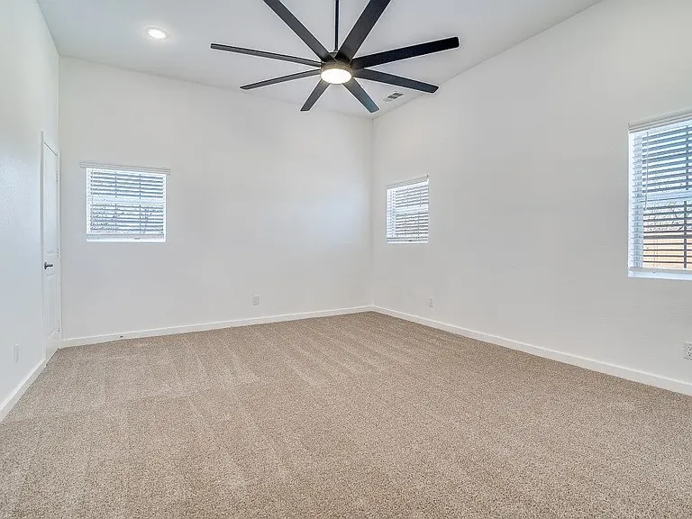 610 E Tyler St — Photo 13