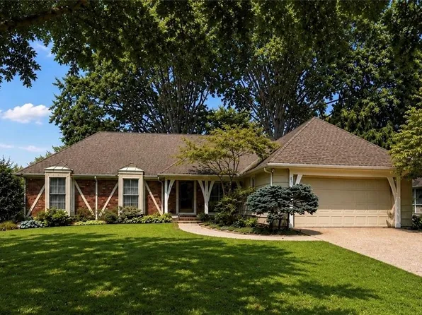 9312 Alhambra St, Prairie Village, KS 66207
