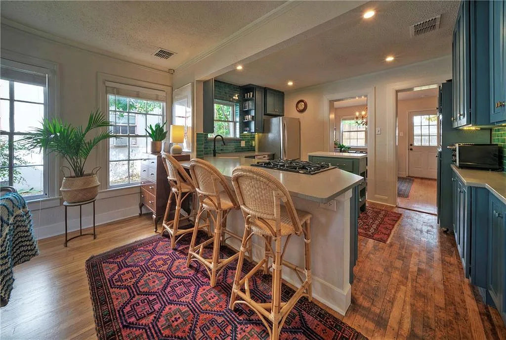 3 bed, 2.0 bath, 1421 sqft, $4,300 — Photo 4
