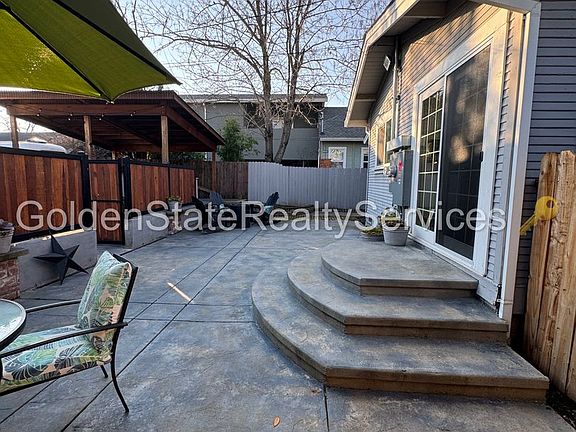 4th image of 329 Pleasant St