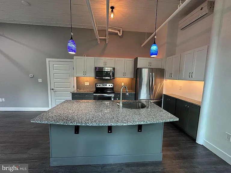 820 W Market St #2B — Photo 3