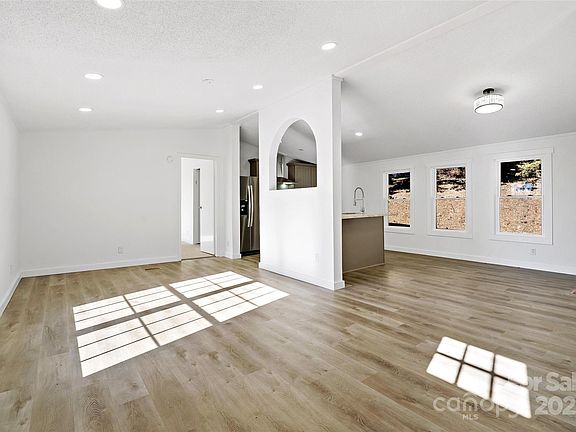 5th image of 150 Josiah Ln
