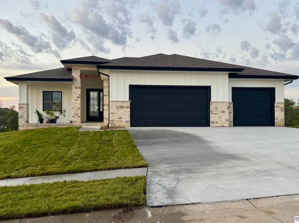 10007 Prospect St, Papillion, NE 68046