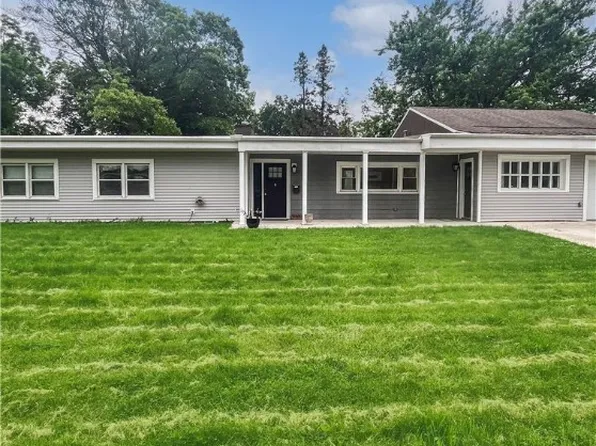 1 Orchard Dr, Charleston, IL 61920