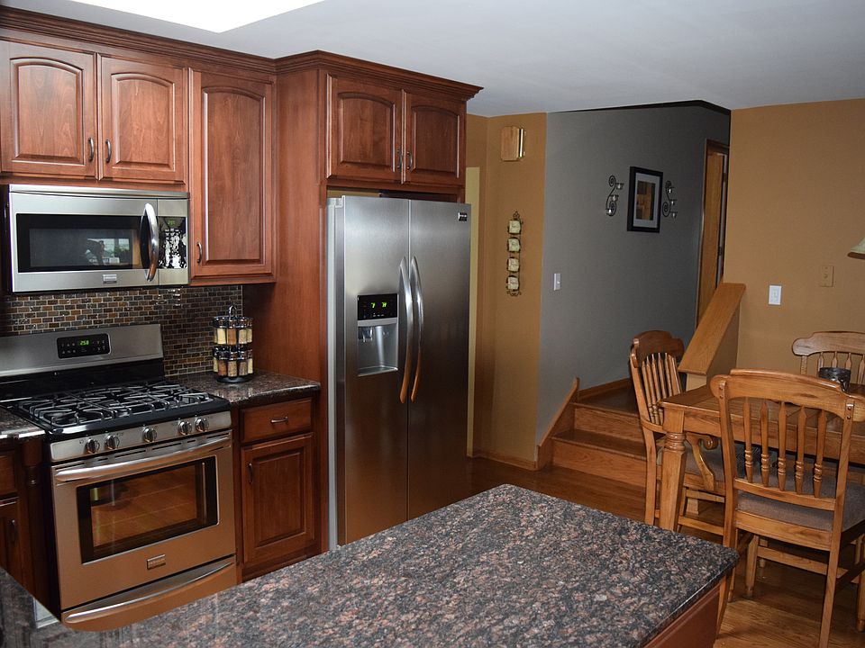 1st image of 692 Columbia Dr