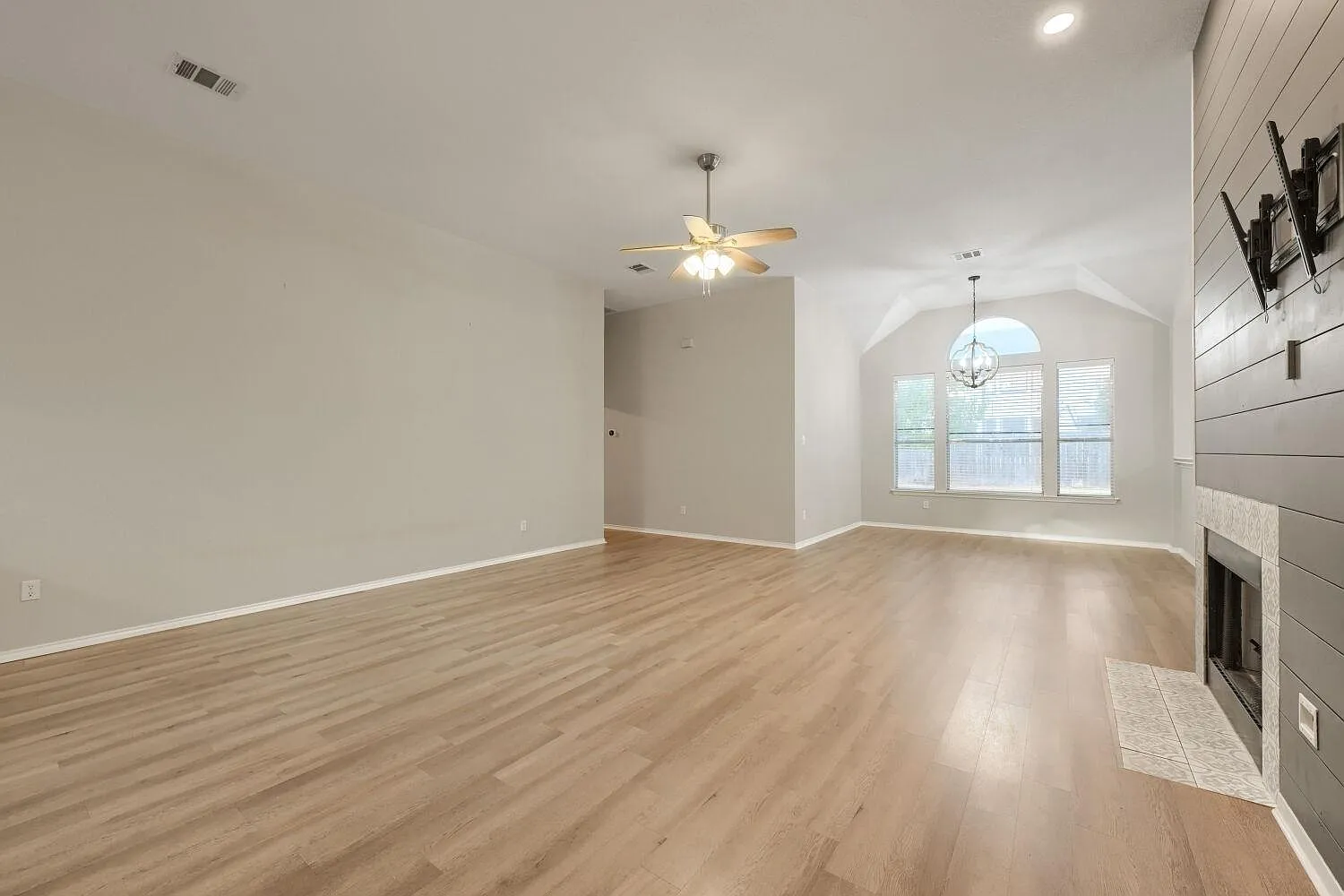 3 bed, 2.0 bath, 1911 sqft, $2,400 — Photo 4