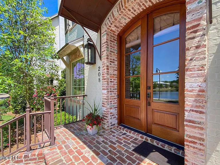 208 Eastpark St — Photo 3
