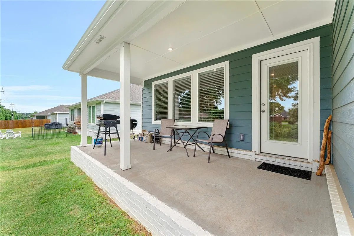 4 bed, 1872 sqft, $2,300 — Photo 3