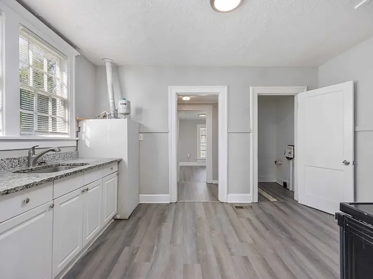 1103 Bryan Ave — Photo 4