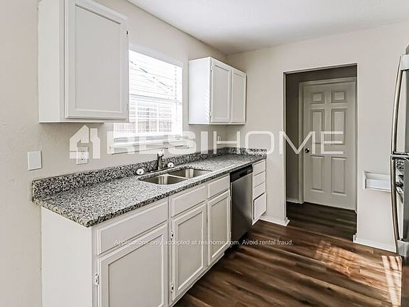 3rd image of 3037 Pinecrest St