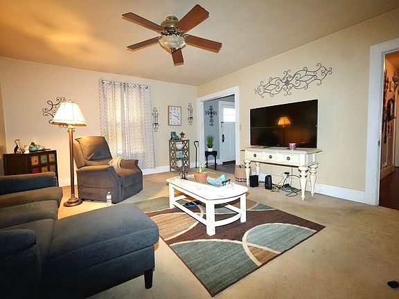 4th image of 308 Combs St