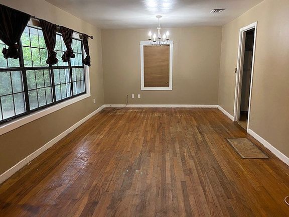 3rd image of 504 University Dr