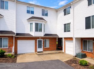 32 Amanda Ct, Staten Island, NY 10312