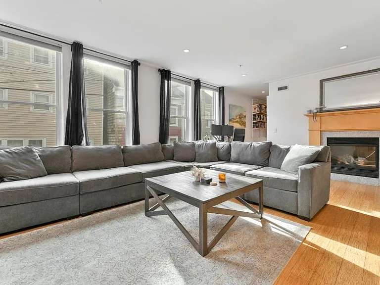 335 W 2nd St #7 — Photo 9